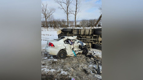 В Воронежской области 31-летняя женщина и 4-дневный ребенок погибли в жестком ДТП с тягачом