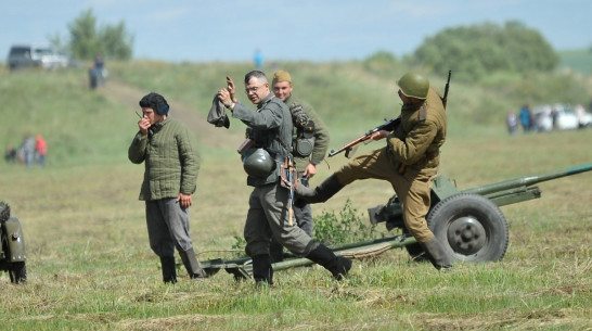 Бизнесмен и домохозяйка. Кто изобразил русских и немцев на фестивале «Воронежский фронт»