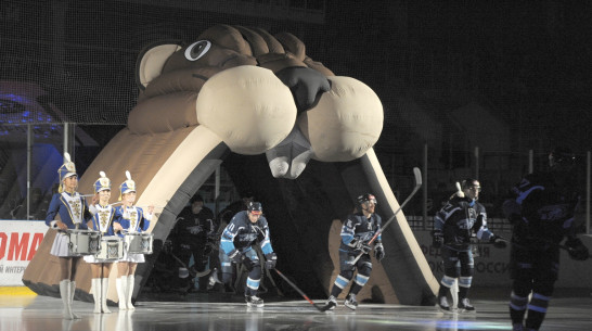 Надежная оборона, победа и перформанс: как «Буран» открыл хоккейный сезон в Воронеже