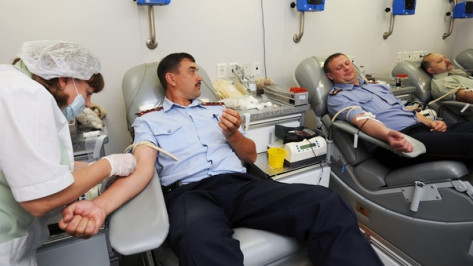 Воронежские полицейские сдали 60 литров крови