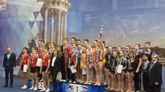 Юношеская сборная Воронежской области завоевала «золото» на соревнованиях ЦФО по акробатике