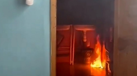 Школу в Воронеже эвакуировали из-за пожара: видео