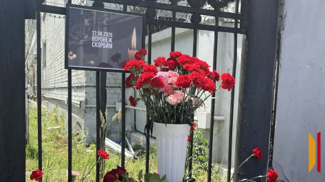 Воронежцы организовали стихийный мемориал возле предприятия, атакованного ВСУ