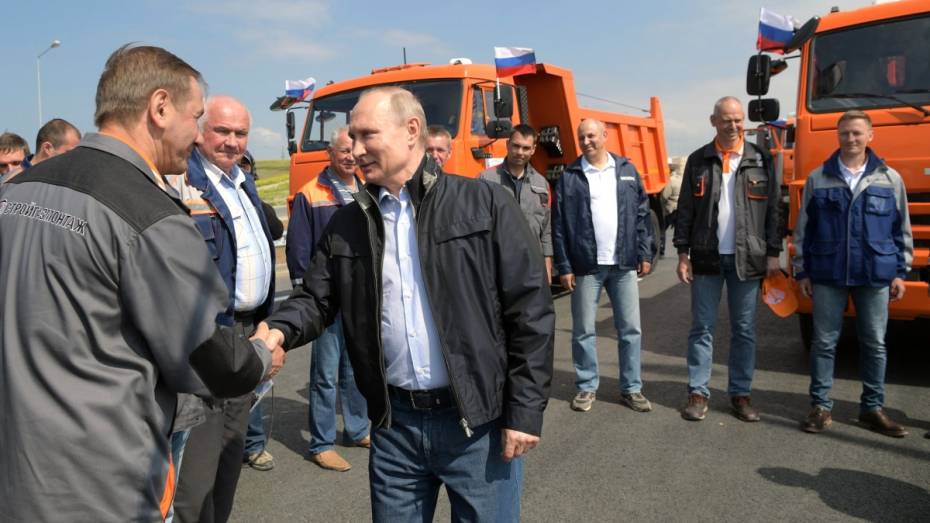 Владимир Путин открыл автодорожную часть Крымского моста с воронежскими арками 