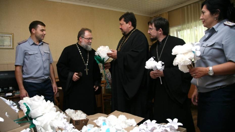 В Воронежской области заключенные изготовили 3 тыс цветов для благотворительной акции