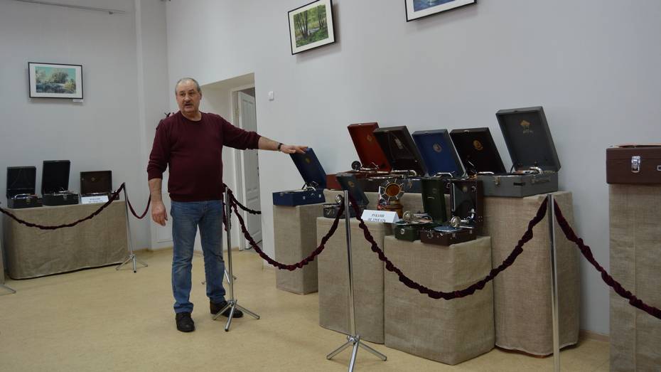 Выставка патефонов, изделий из дерева и фотографий открылась в Россоши