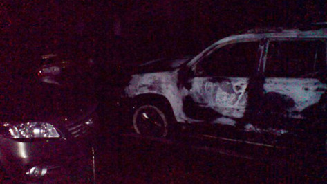 В Коминтерновском районе сегодня ночью сгорел автомобиль, еще три машины повреждены огнем