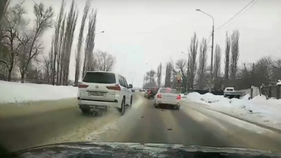 В Воронеже водителя внедорожника Lexus LX оштрафовали после публикации видео нарушения