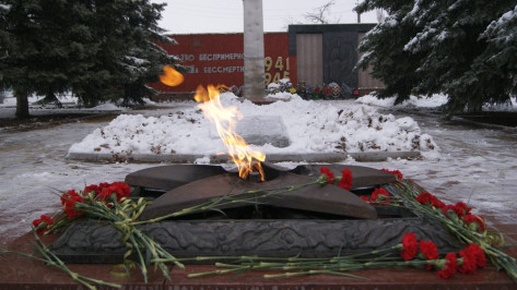 Острогожцы в День Неизвестного солдата возложили венки к Вечному огню 