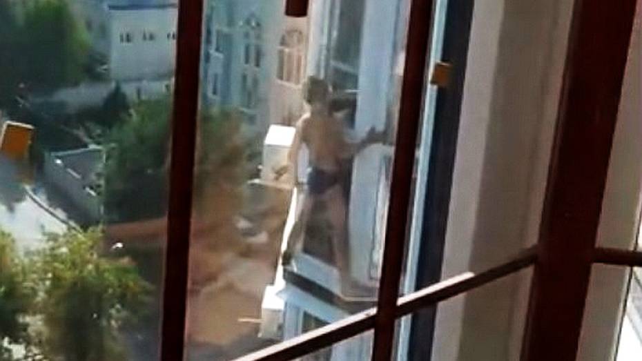 В Воронеже с 11-го этажа сняли парня в трусах