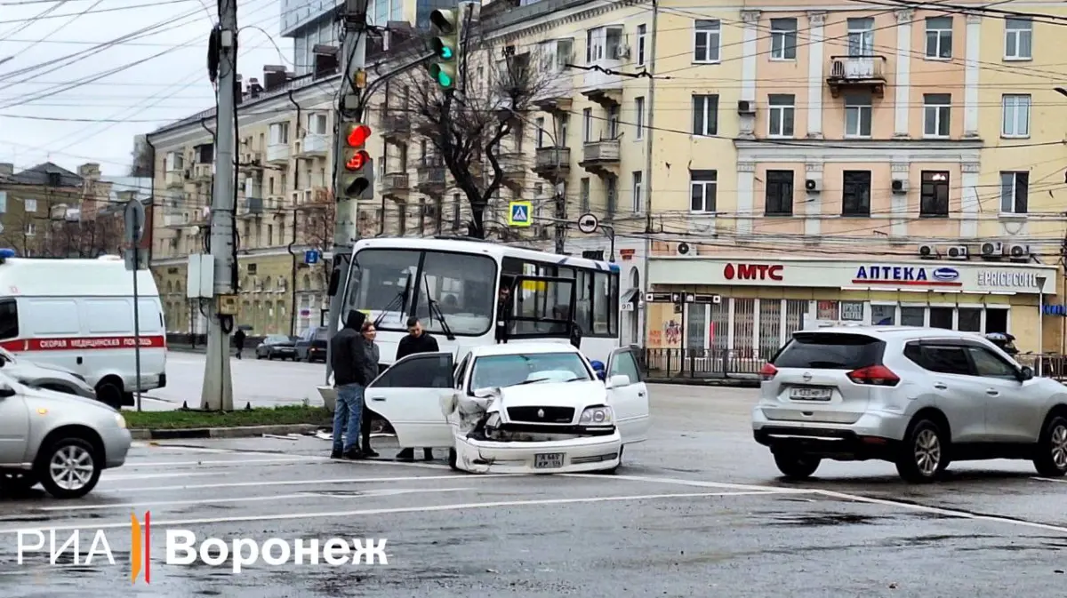 Жуткая авария на улице Кольцовской в Воронеже - последние новости  происшествия - РИА