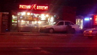 В Воронеже иномарка врезалась в киоск общепита