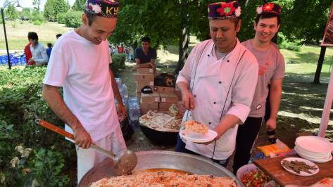 На праздновании Дня России в Воронеже таджики и узбеки поспорили, чей плов вкуснее
