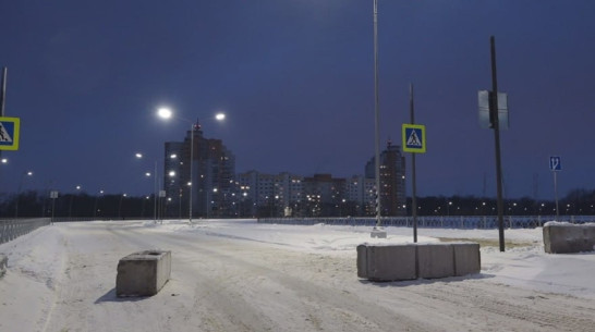 Еще не открытую улицу Крынина в Воронеже перегородили бетонными блоками после ДТП