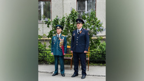 Воронежские полицейские поздравили 100-летнего ветерана с 80-летием Победы