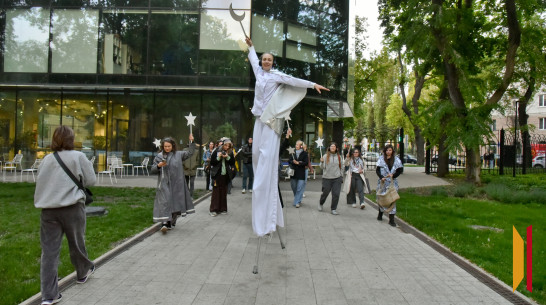 На прогулке с городом. ВАУ театр поставил оригинальный уличный спектакль «Воронеж не про Воронеж»