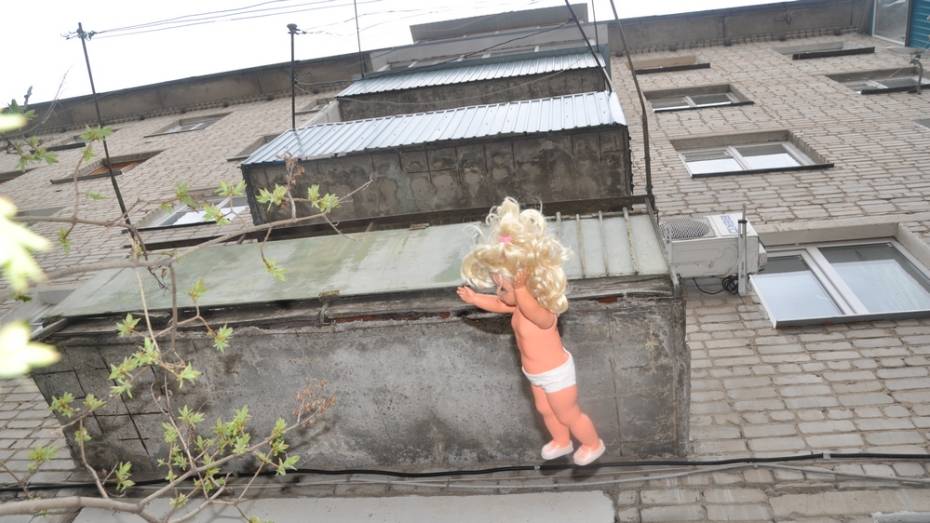 Очевидцы падения ребенка с 5 этажа в Воронежской области: «Матери не было дома»