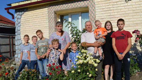 «На кастрюлю борща чистим ведро картошки». Как «Мать-героиня» из Воронежской области воспитывает 13 детей
