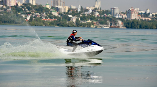 В Воронеже спасатели устроили гонки на катерах и гидроциклах