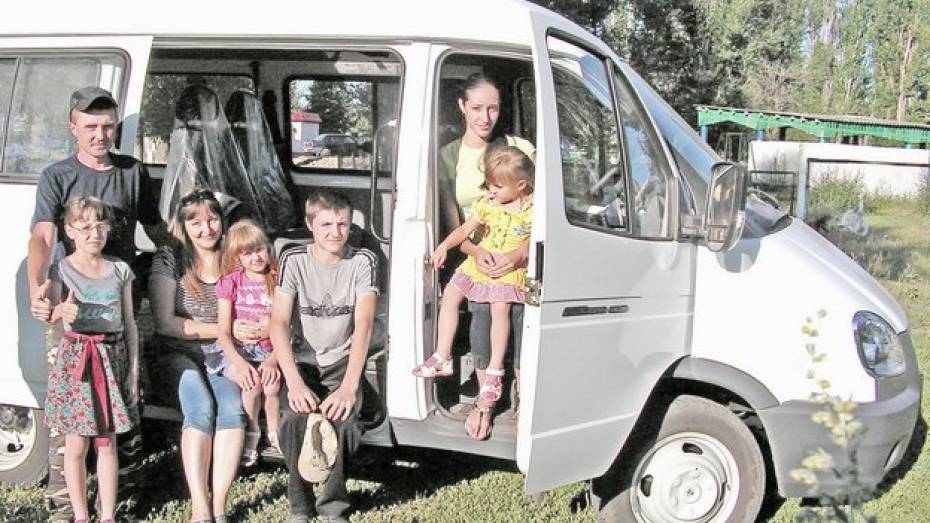 Многодетная семья из Бутурлиновки получила семиместную «Газель»