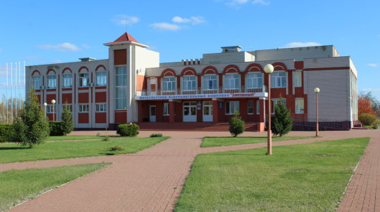 В ольховатском поселке Заболотовка капитально отремонтировали кровлю ФОК «Звездный»