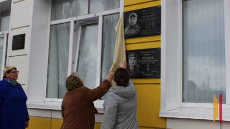 В Таловской школе открыли памятные доски двум выпускникам – участникам СВО