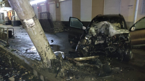В центре Воронежа Volkswagen Tiguan въехал в столб и загорелся: пострадали 4 человека