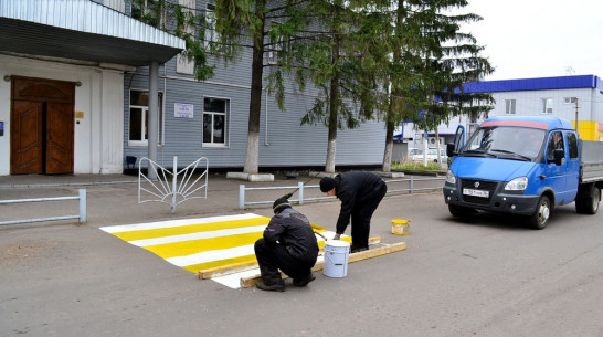 В Грибановке дорожники «нарисовали» светоотражающую «зебру»