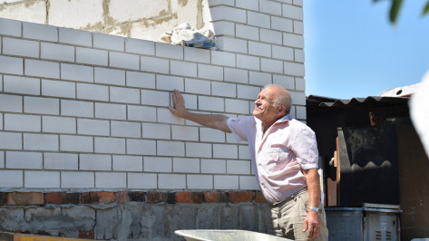 Семилукские погорельцы к осени достроят дом на пожертвования земляков