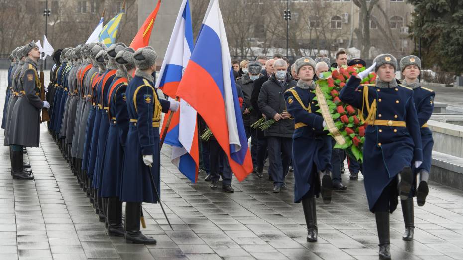 Воронежский губернатор возложил цветы к Вечному огню на площади Победы