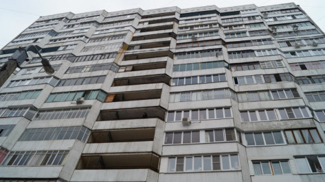 В Воронеже спасатели отговорили женщину прыгать из окна