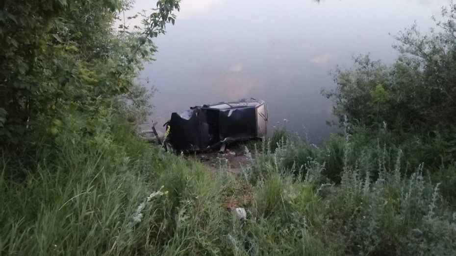 Под Воронежем ВАЗ-2114 упал в Дон после столкновения с BMW: пострадали 2 человека
