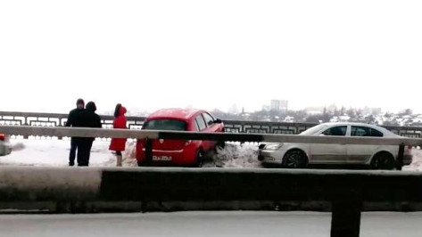 В Воронеже иномарка врезалась в ограду Северного моста