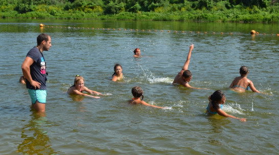 На центральном пляже Семилук открылась секция по обучению детей плаванию