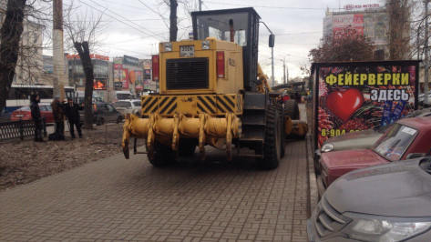 В Воронеже грейдер заблокировал вход в магазин фейерверков