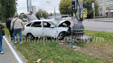 В Воронеже на улице Ворошилова легковой автомобиль влетел в столб