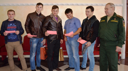 Нижнедевицким призывникам торжественно вручили повестки 