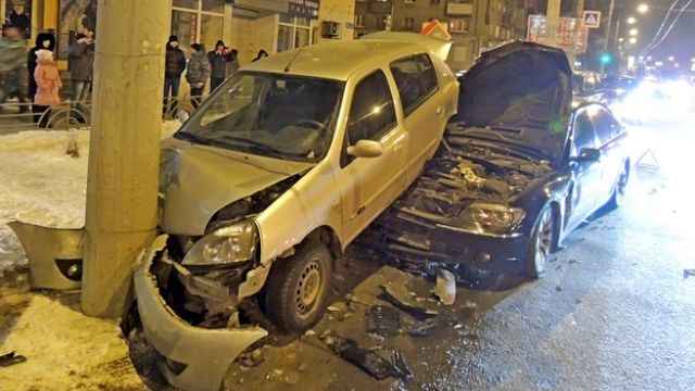 На остановке Рабочий проспект «БМВ» подняла на крышу «Рено» и протащила ее до ближайшего столба