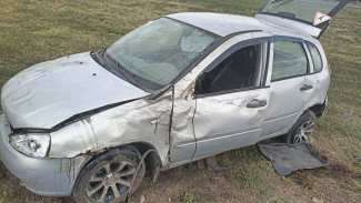 В Воронежской области «Лада» врезалась в ограждение и вылетела с трассы: погибла пенсионерка