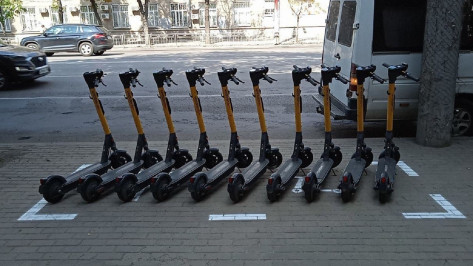 В Воронеже обозначили разметкой места для парковки электросамокатов
