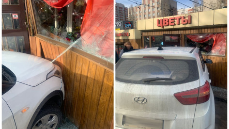 Hyundai Creta въехал в цветочный киоск в Воронеже: пострадала 48-летняя женщина