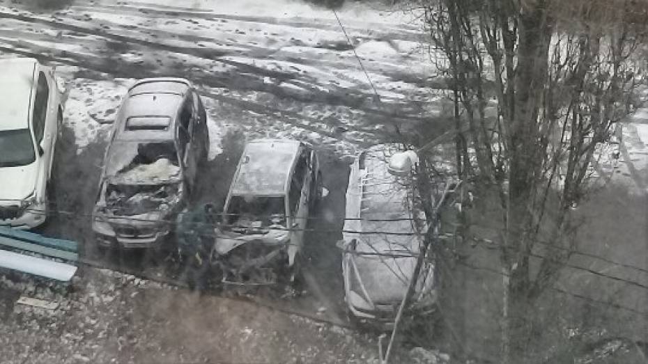 Три автомобиля сгорели ночью в Воронеже