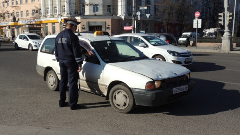 В Воронеже устроили облаву на таксистов-нелегалов 