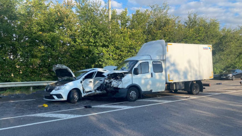 В Воронежской области 66-летний мужчина погиб при столкновении Renault Logan и «Газели»