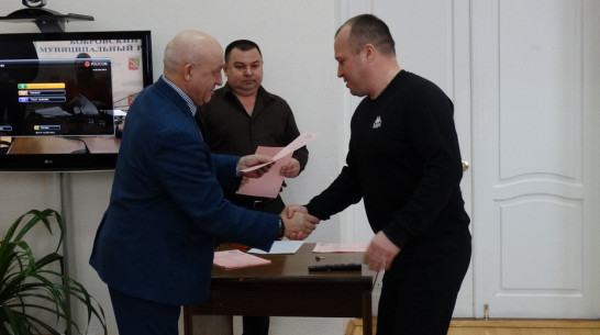 В Боброве жилищные сертификаты вручили 49 молодым семьям