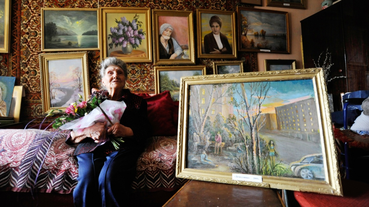 90-летняя художница из Воронежа пишет картины для московского музея истории СССР