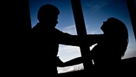 В Воронеже бывший преподаватель вуза избил свою знакомую и пытался ее изнасиловать