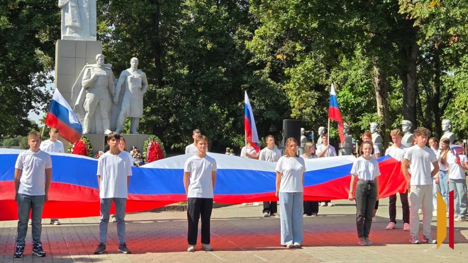 Острогожцы развернули 20-метровый триколор в городском парке