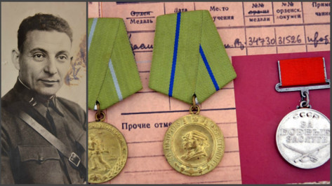 Поисковики передали медаль убитого под Севастополем воронежского офицера его родным