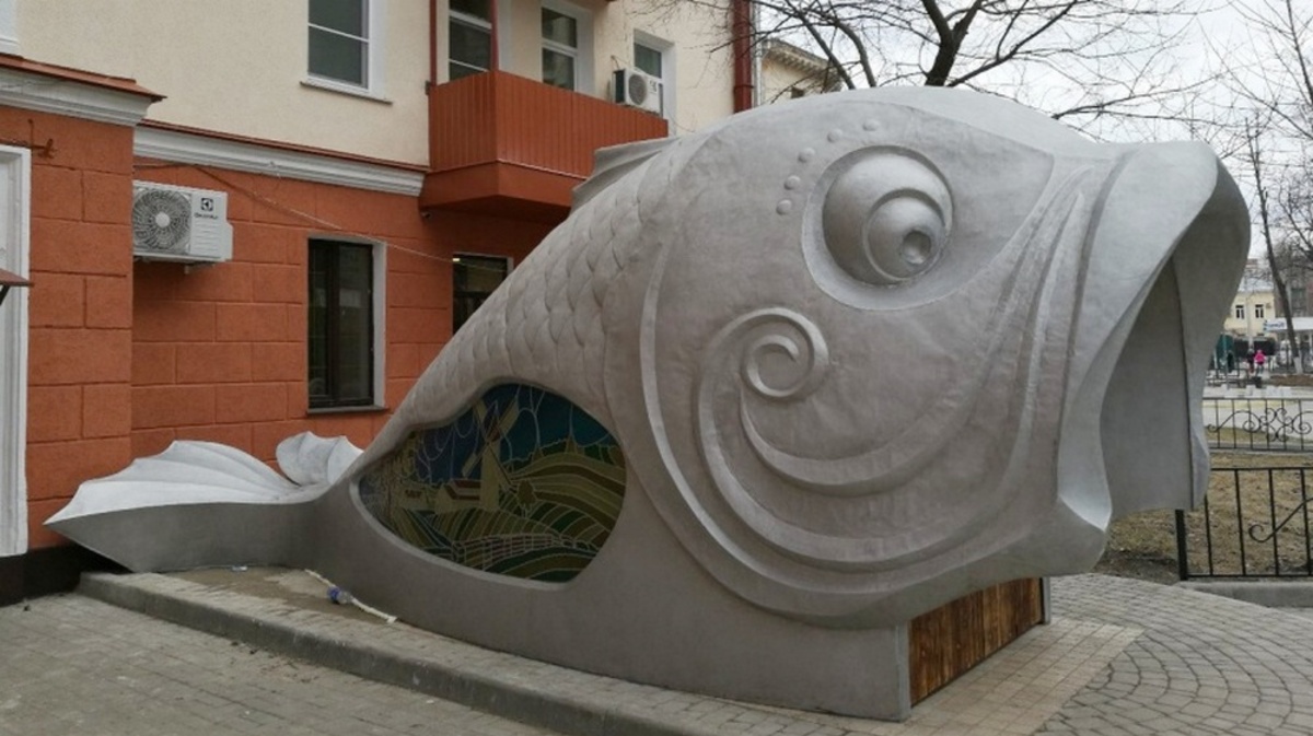 Памятник букварю. Рыба в архитектуре. Рыба скульптура. Архитектура в виде рыбы. Здание в форме рыбы.